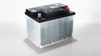 Audi Starterbatterie vor weißem hintergrund.