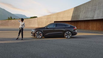 Foto de un coche eléctrico Audi con carga eléctrica.