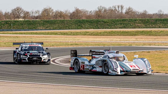 El Audi R18 e-tron quattro pilotado por Tom Kristensen y el Audi RS 5 DTM pilotado por Dindo Capello. 