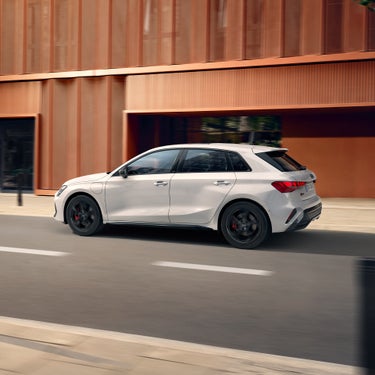 Audi A3 Sportback TFSI e vista laterale dinamica