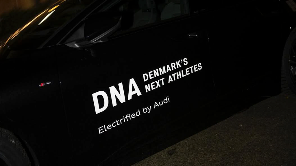Billede af en sort Audi med et DNA logo på siden