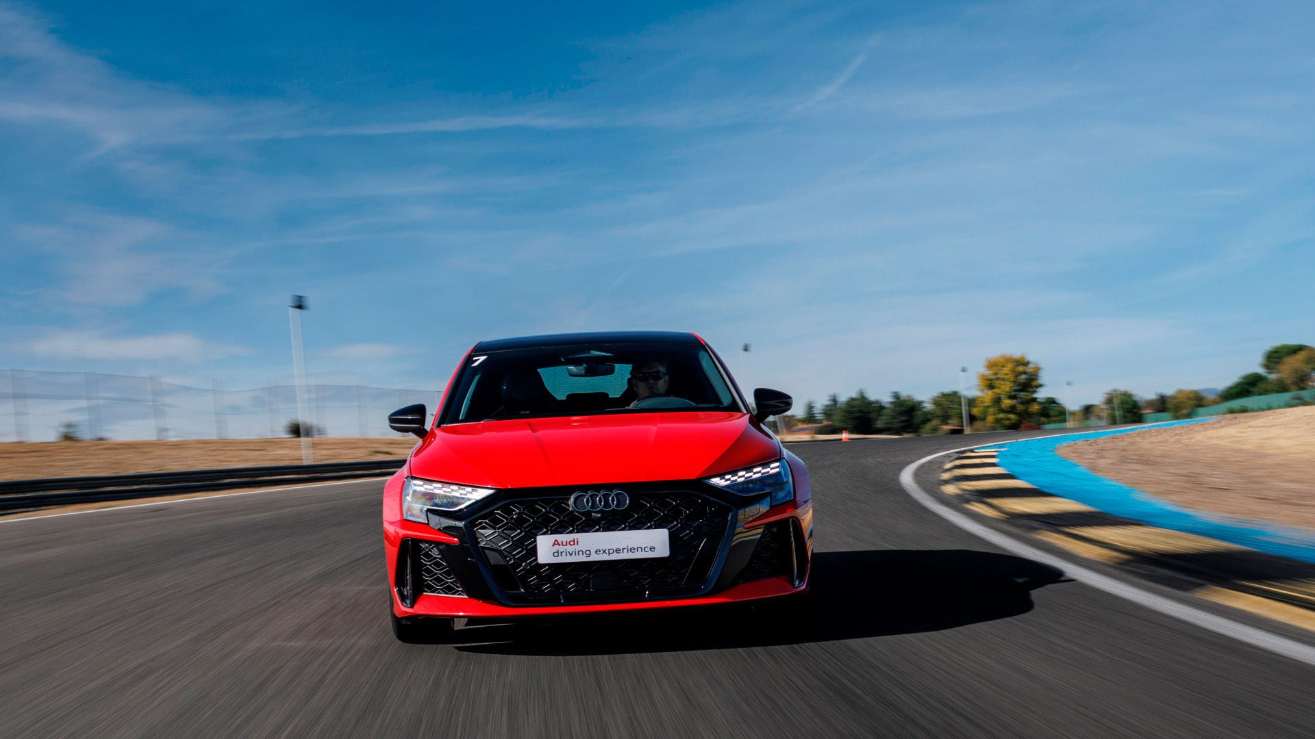 Un modelo Audi Sport de Audi performance driving experience.