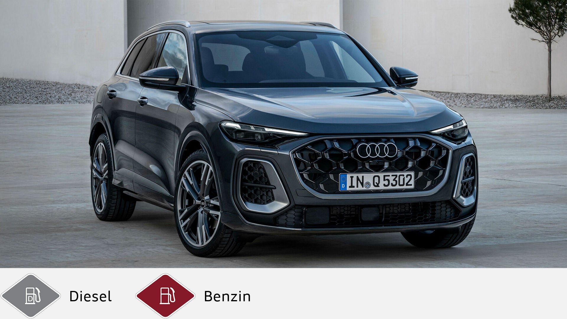 Grauer Audi Q5 SUV der neuesten Generation vor heller Wand, Blick von schräg vorne. Unten graues Dieselsymbol und rotes Benzinsymbol.