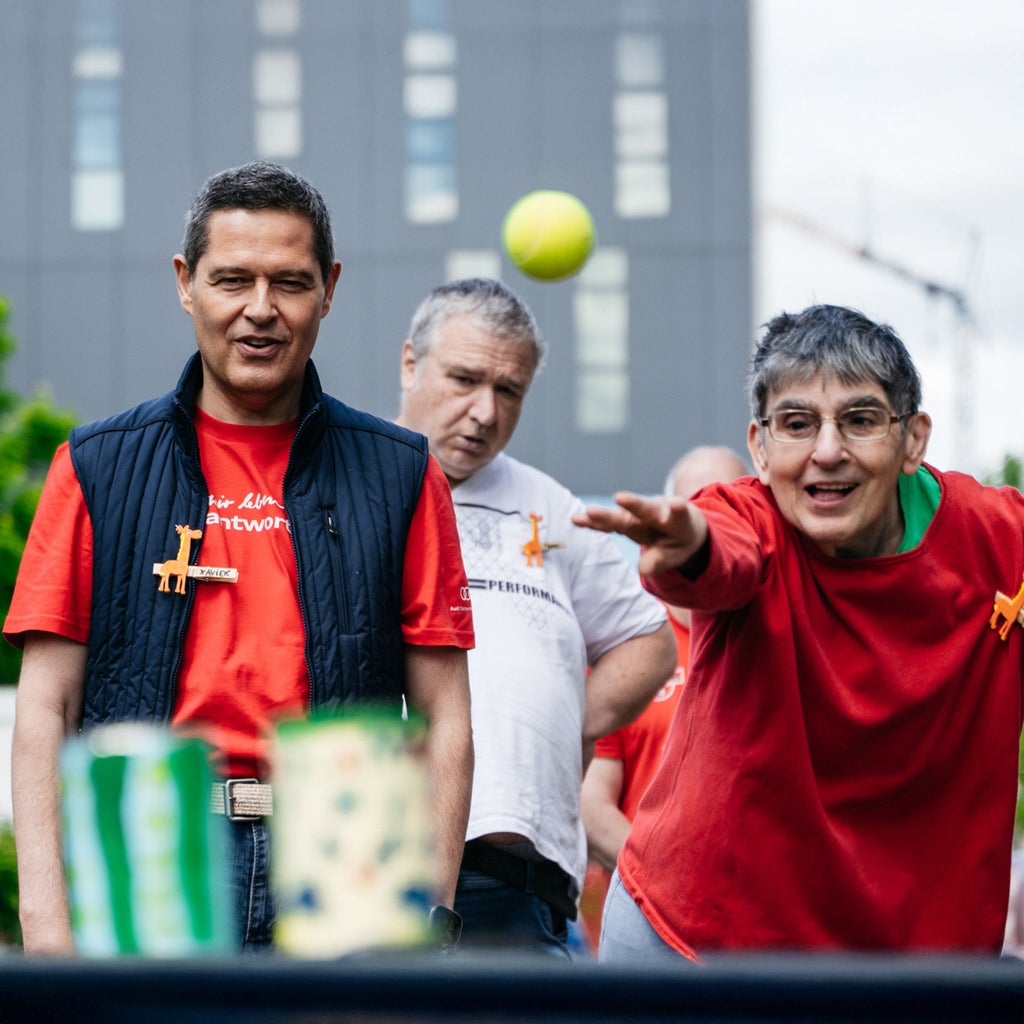 Audi Personalvorstand Xavier Ros beim Ballwerfen in der Lebenshilfe in Ingolstadt 