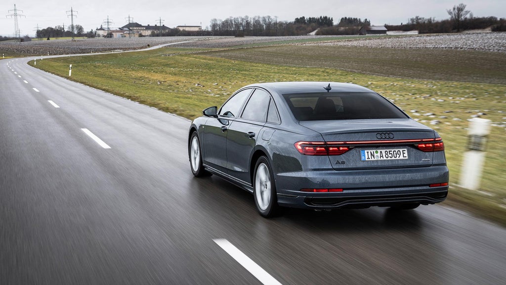 Foto de un coche híbrido enchufable.