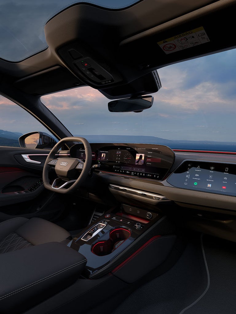 Digitales Cockpit der Audi S5 Limousine mit Lenkrad, Mittelkonsole und Panoramablick.