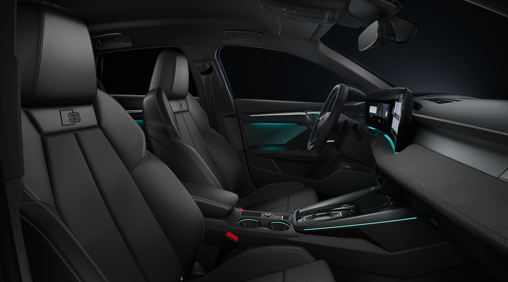 Blick durch das Beifahrerfenster auf die Sportsitze, das Cockpit mit Sportlederlenkrad, Mittelkonsole, digitale Displays und das Ambiente-Licht.