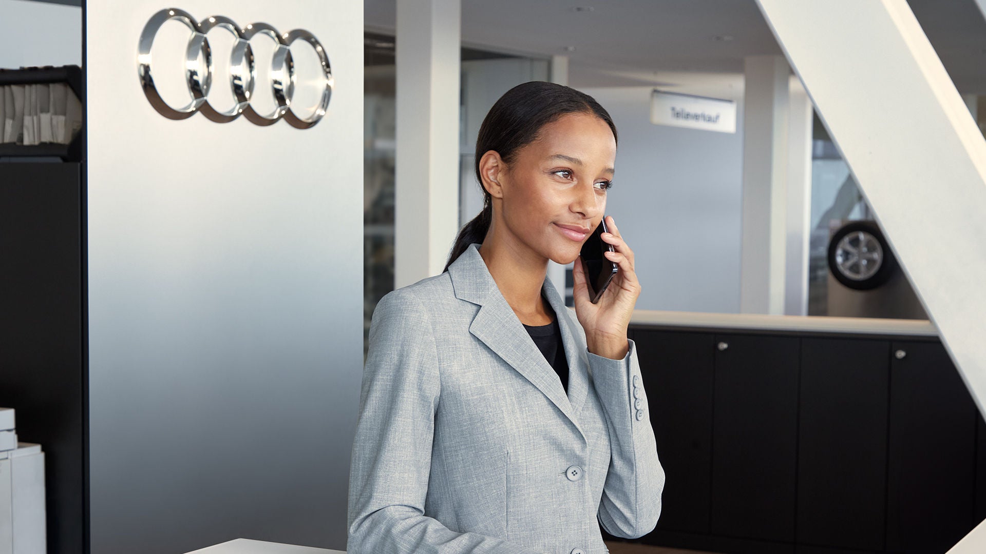 Eine Audi Mitarbeiterin nimmt einen Anruf entgegen