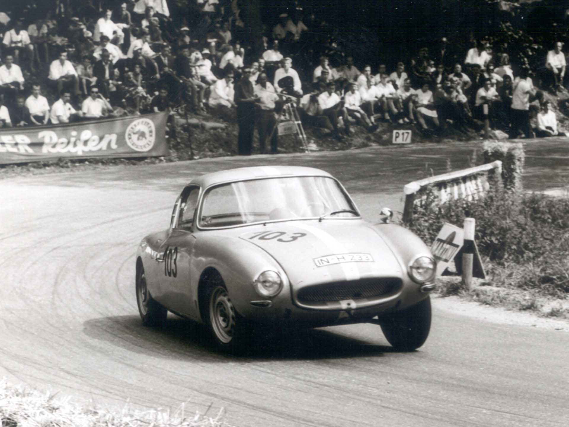 Das Foto zeigt einen DKW Monza auf der Strecke.