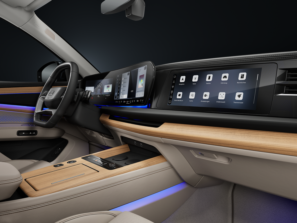 Vue sur le tableau de bord et les écrans numériques du SUV Audi Q7 depuis le côté passager.