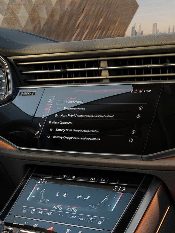 Fahrzeugdisplay mit Auswahl an e-tron Fahrmodi und Reichweite von 560 Kilometern im Audi Q8 SUV TFSI e.
