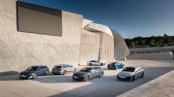 Audi Modelle stehen vor einem Gebäude