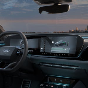 Detailopname van de panoramische displays in de cockpit van de A5 Limousine e-hybrid.