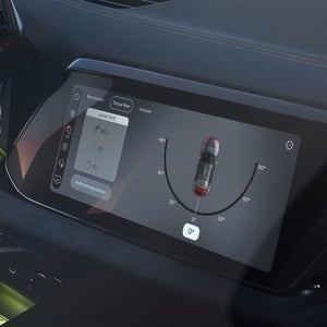 Fokus auf das Beifahrerdisplay mit der Audi driving experience-App.