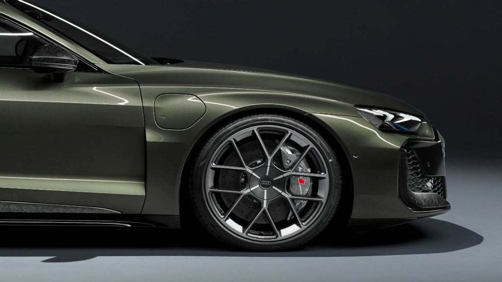 Side view of the front end of the Audi RS e-tron GT Performance.