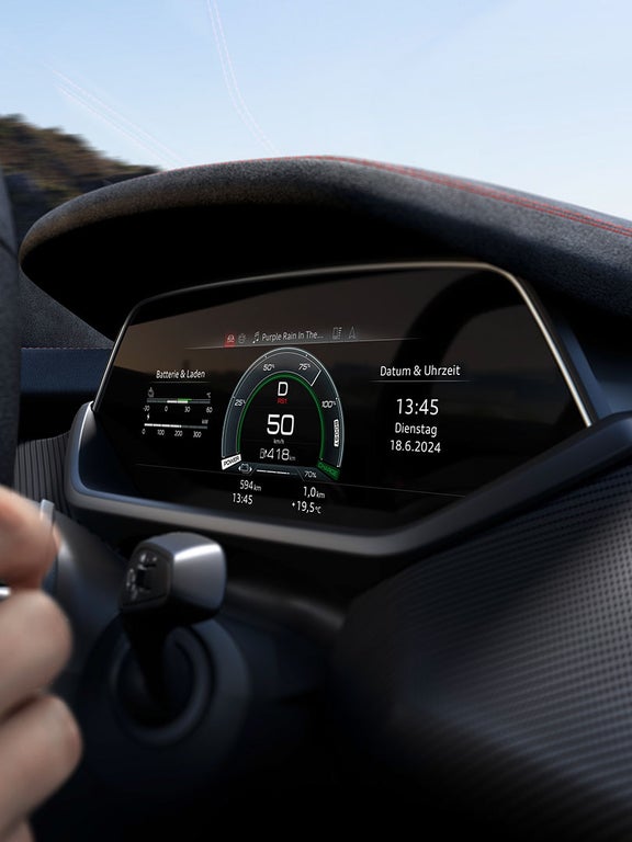 Nahaufnahme des digitalen Cockpits eines Audi RS e-tron GT, das Geschwindigkeit, Batteriestatus und Datum anzeigt.