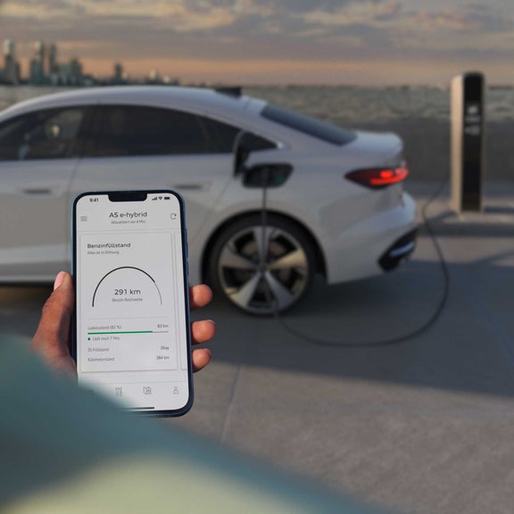 Audi A5 Limousine e-hybrid beim Laden am Wasser