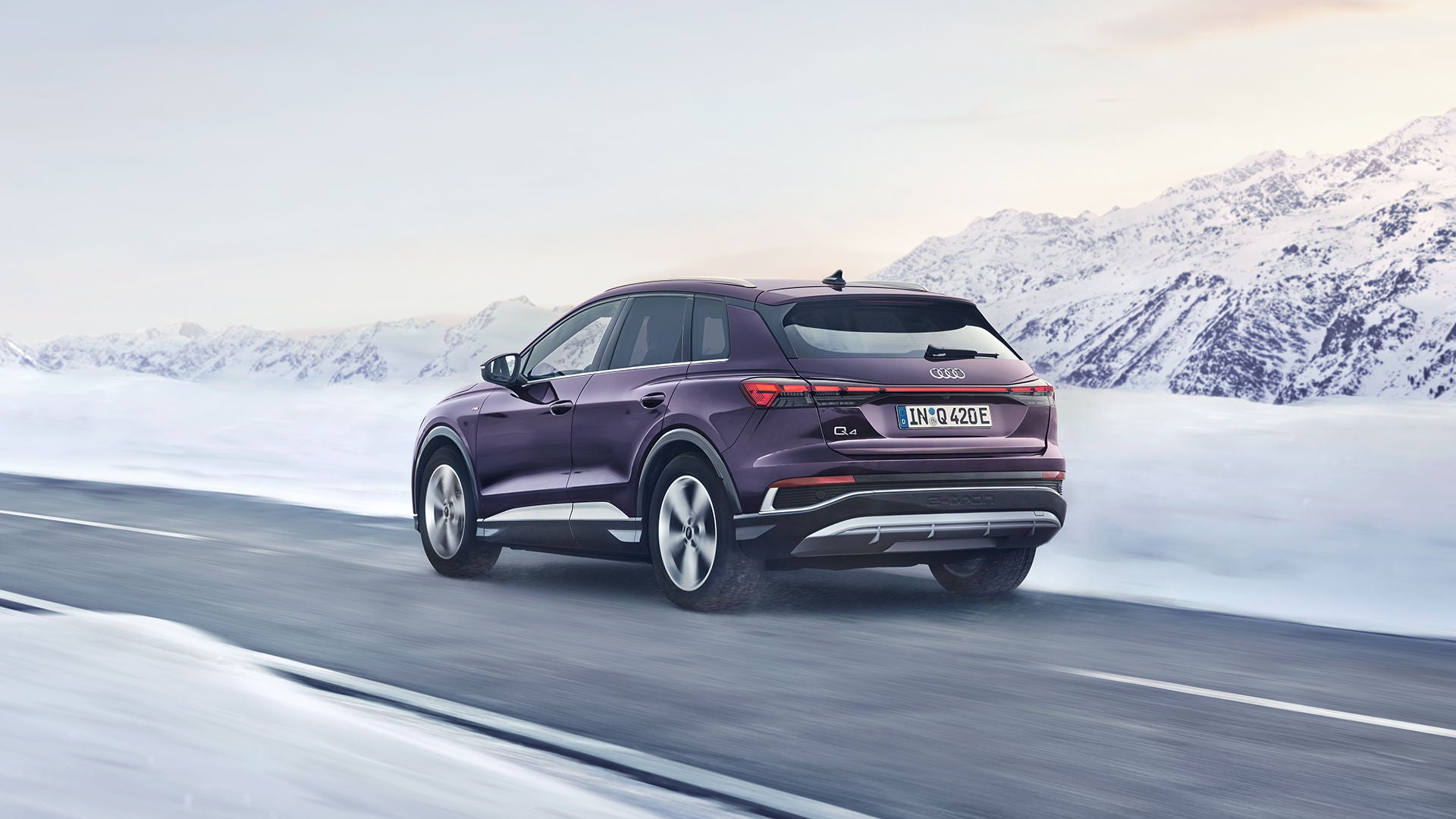 Ένα μωβ Audi σε ένα χιονισμένο τοπίο.