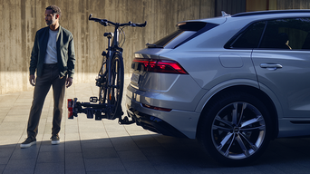 Vista di un gancio traino Audi orientabile elettronicamente in funzione, che trasporta una bici.