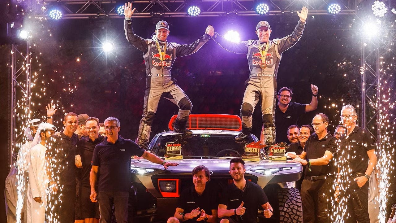 Hela teamet och bilen firar debuten i Dakar 2022.