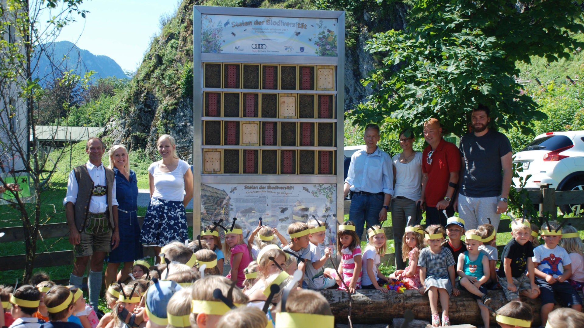 Ein Gruppenfoto vor der Bienenwand