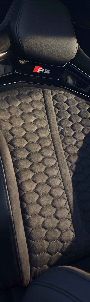 Detailaufnahme einer dunkelgrauen RS-Sitzlehne mit wabenförmiger Steppung und Alcantara-Oberfläche.