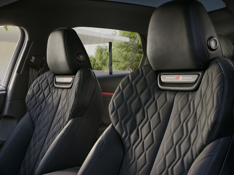 Blick auf die schwarzen Sportsitze mit Lederbezügen mit Perforation und Rautensteppung im S6 Sportback e-tron.