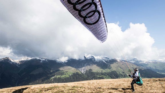 Tina Weirather mit einem Audi-Paraglider in den Alpen