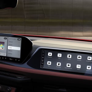 Nahaufnahme des Beifahrerdisplays im Cockpit des S5 Avant. Unter der Windschutzscheibe leuchtet ein Lichtstreifen in rotem Ambiente Licht.