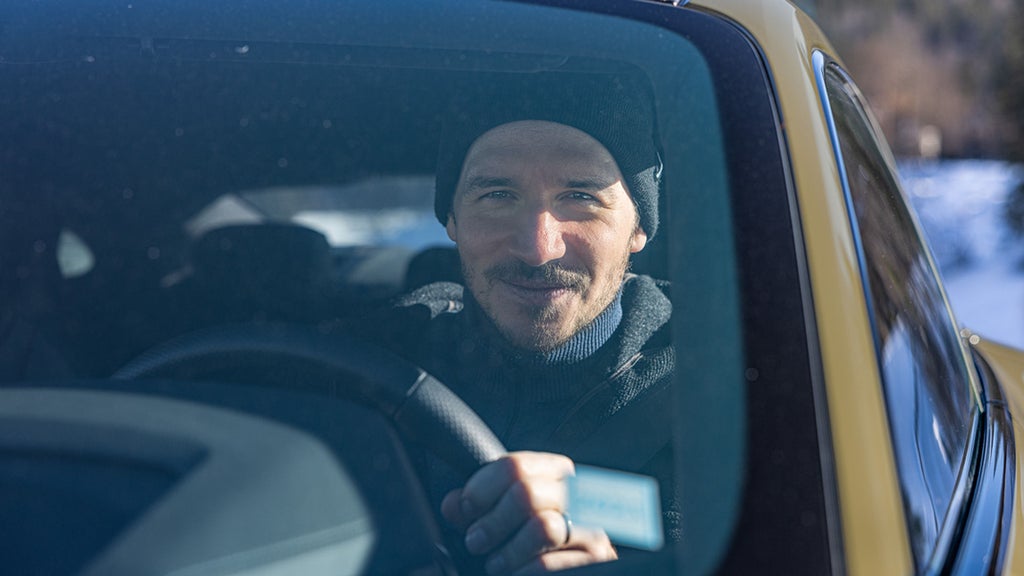 Mann am Steuer seines Wagens