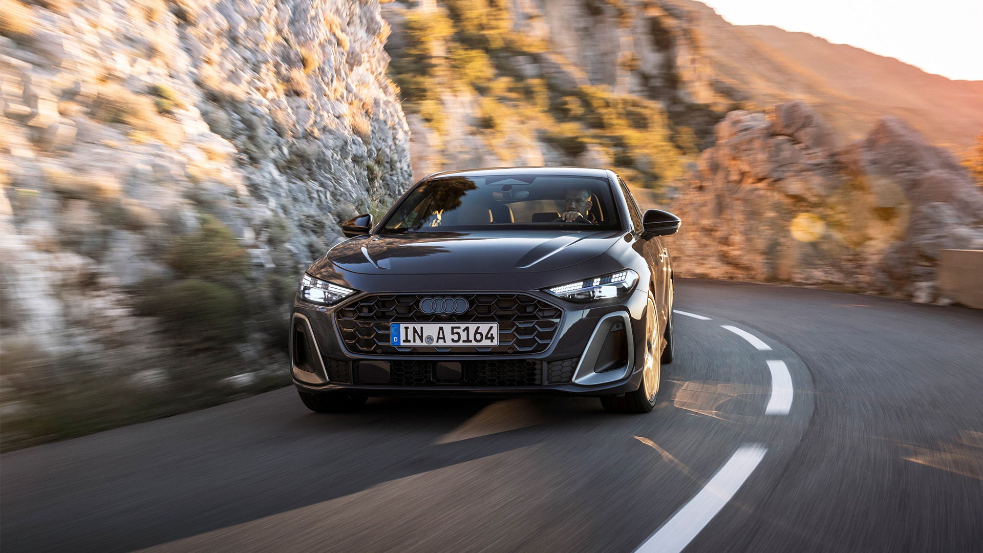Foto de los trabajos de mantenimiento adicionales en la inspección de un coche híbrido enchufable a los 14 años o 210.000 km. 