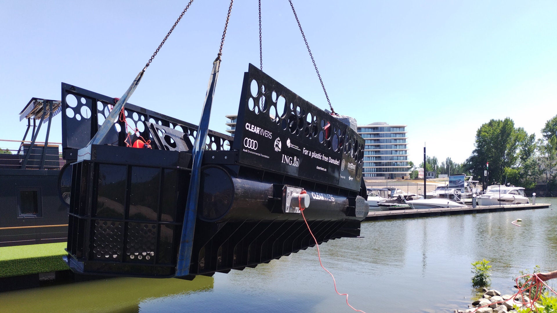 Vorrichtung zur Müllfilterung über dem Wasser
