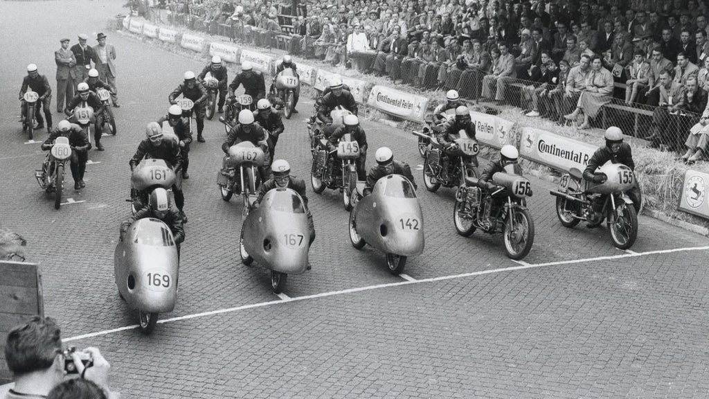 Das Foto zeigt den Start eines Motorrad-Rennens inklusive NSU-Motorrädern.