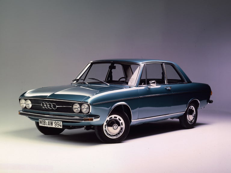 Audi 100 in grünblau in der Front-Seitenansicht