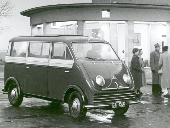 Schwarz-weiß-Aufnahme eines DKW F 89 L Schnelllaster vor einem Gebäude