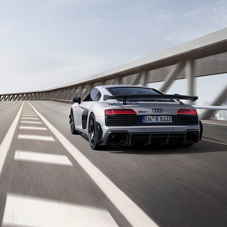 Vista trasera de un Audi R8 GT circulando por carretera.