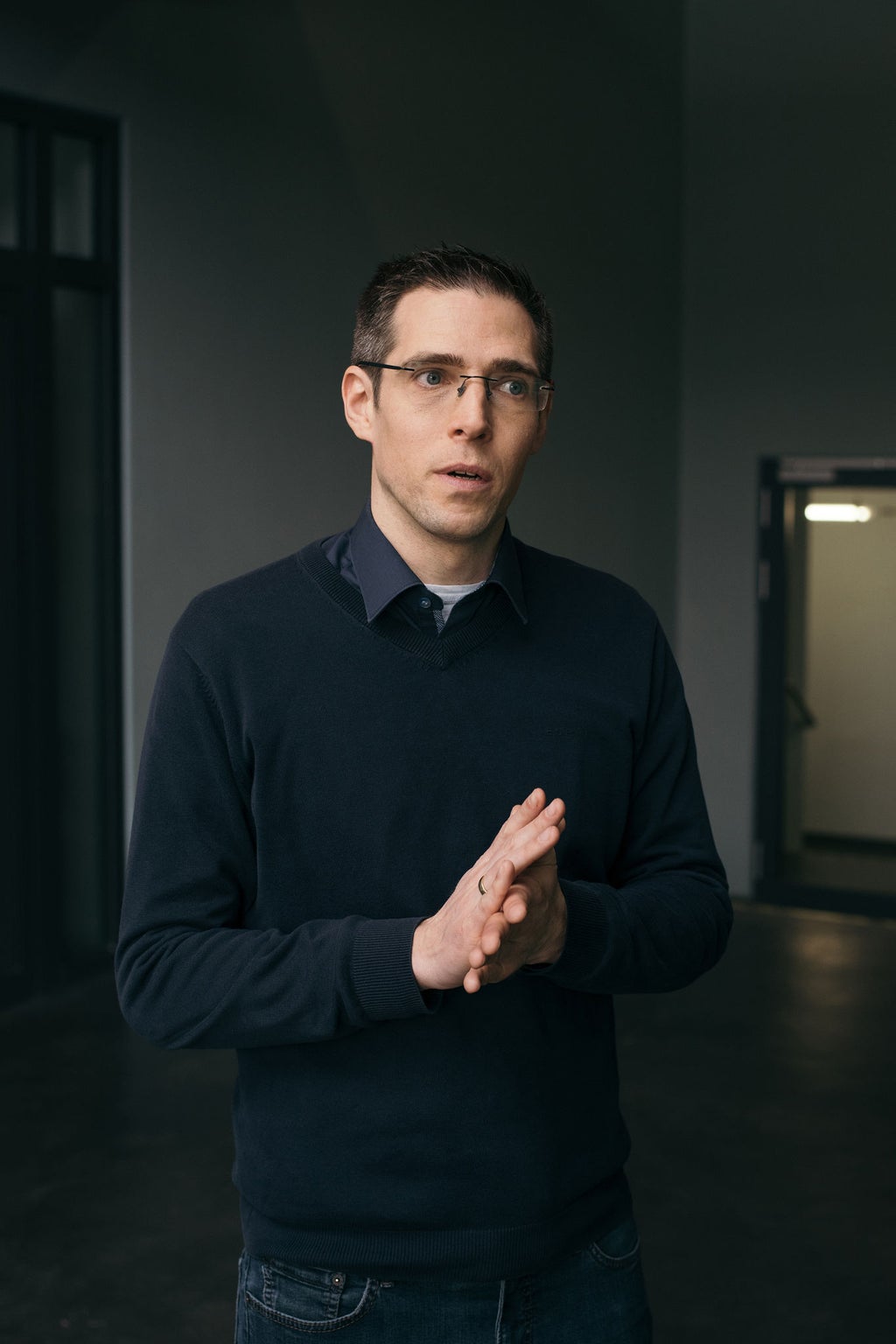 Audi Ingenieur Dr. Bernhard Rieger in den Prüflaboren des Audi Batterietechnikum.