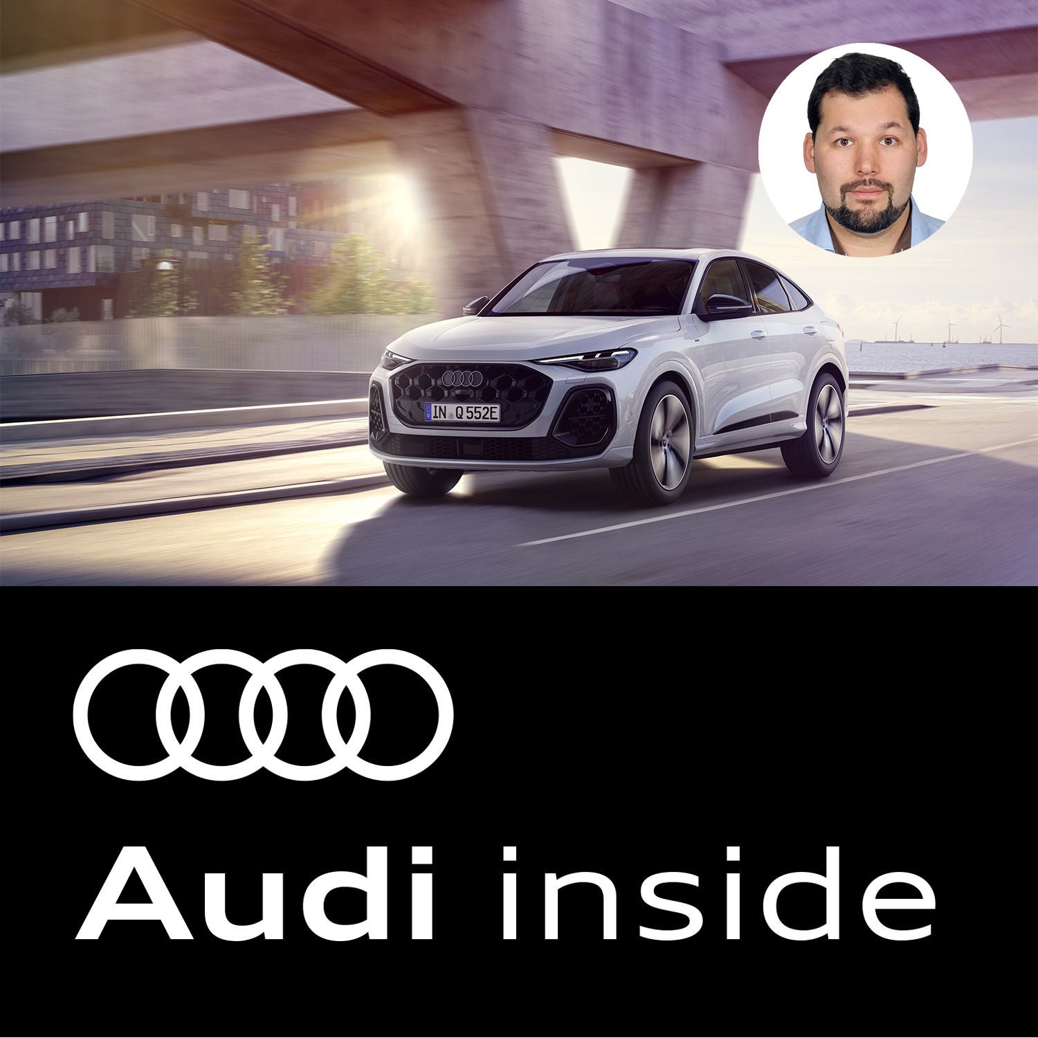 Weißer Audi Q5 Sportback E-Hybrid fährt auf einer Straße, darunter steht Audi inside