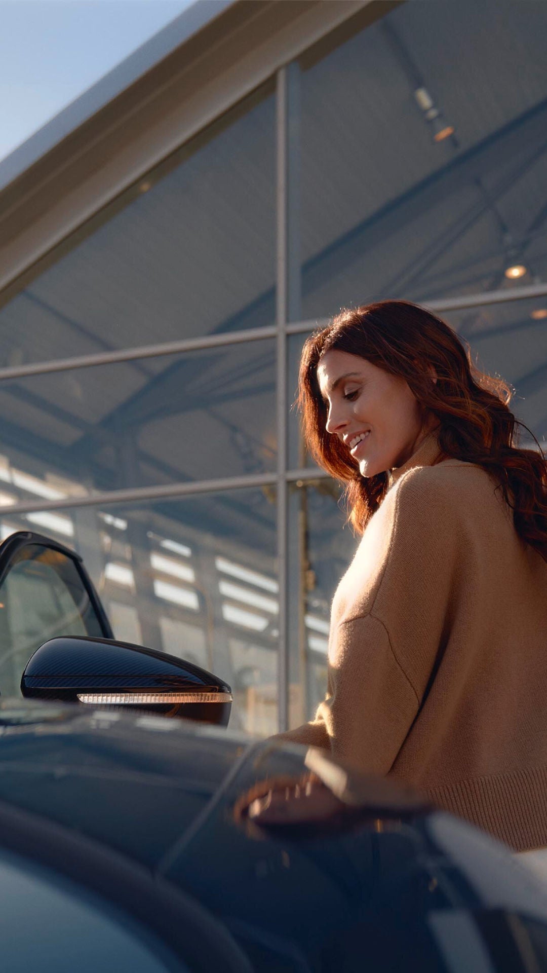Vista di un suv Audi parcheggiato in strada, con un uomo che attraversa la strada.