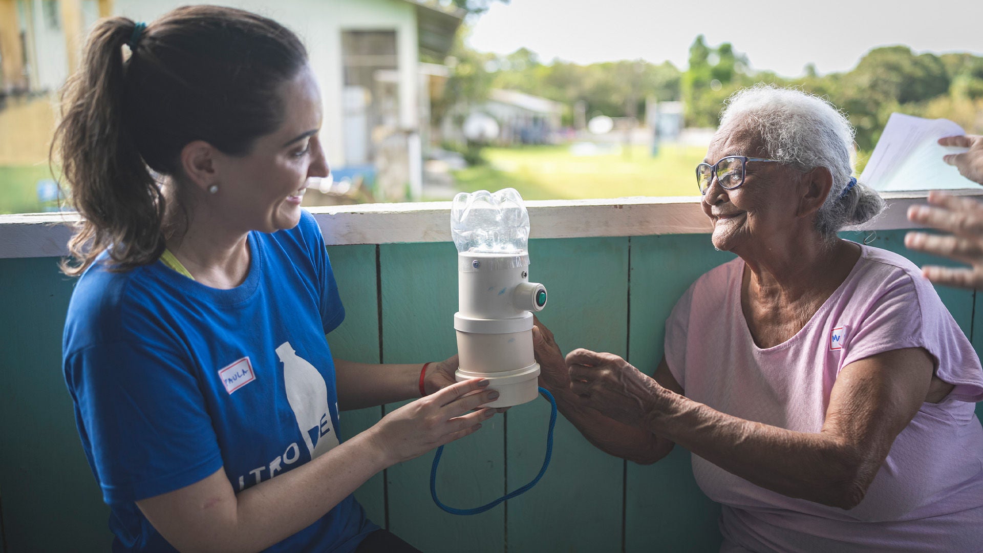 Eine junge und alte Frau halten eine Lichtquelle.