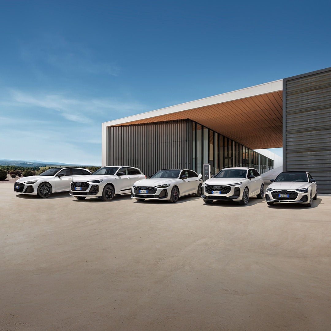 Gamma plug-in hybrid Audi parcheggiata di fronte a un edificio