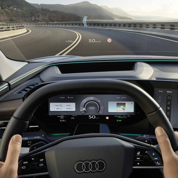 Foto del head-up display con realidad aumentada del Audi SQ6 Sportback e-tron. 