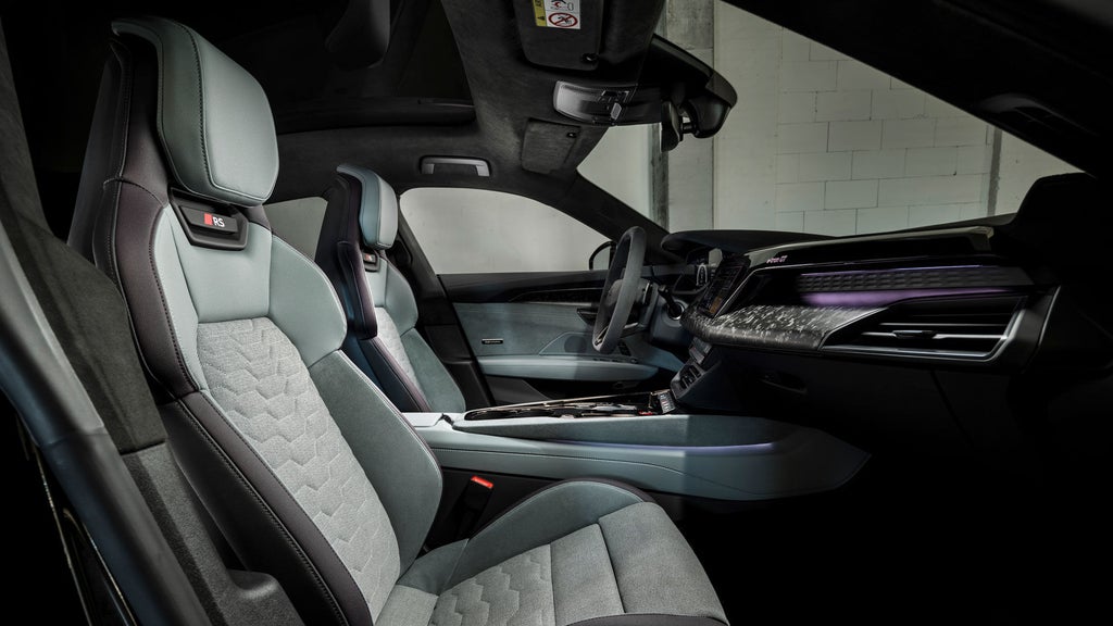 In Grau- und Silbertönen personalisierte Innenraumgestaltung eines Audi RS e-tron GT performance.