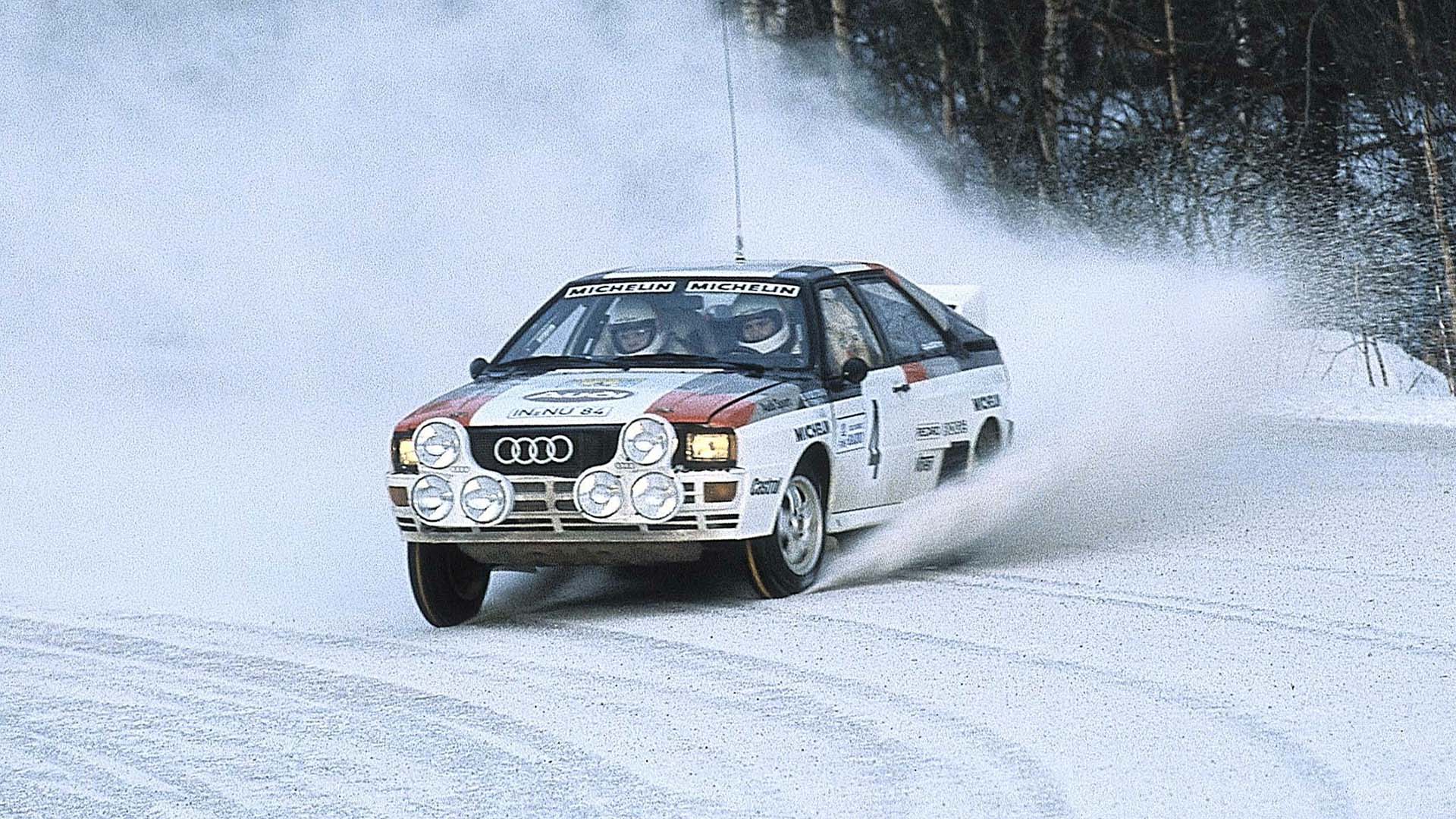 Das Foto zeigt ein Audi quattro A1-Rallyeauto auf Schnee in Schweden im Jahr 1983.