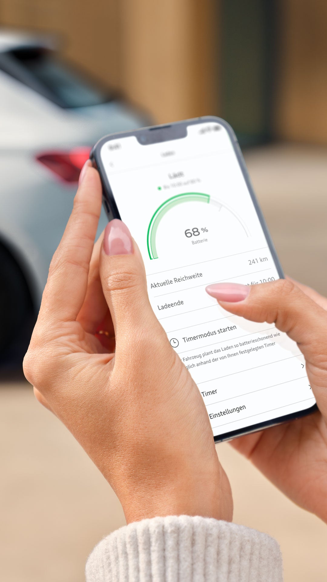 Ein Handy in Händen mit der Charge & Fuel App auf dem Bildschirm