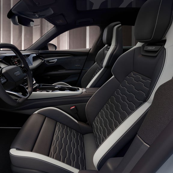 Innenraum eines Audi e-tron GT quattro mit besonderer Audi exclusive Ausstattung.