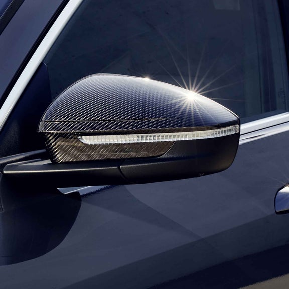 Fokus auf den Carbon Außenspiegel, welcher im Sonnenlicht glänzt.	