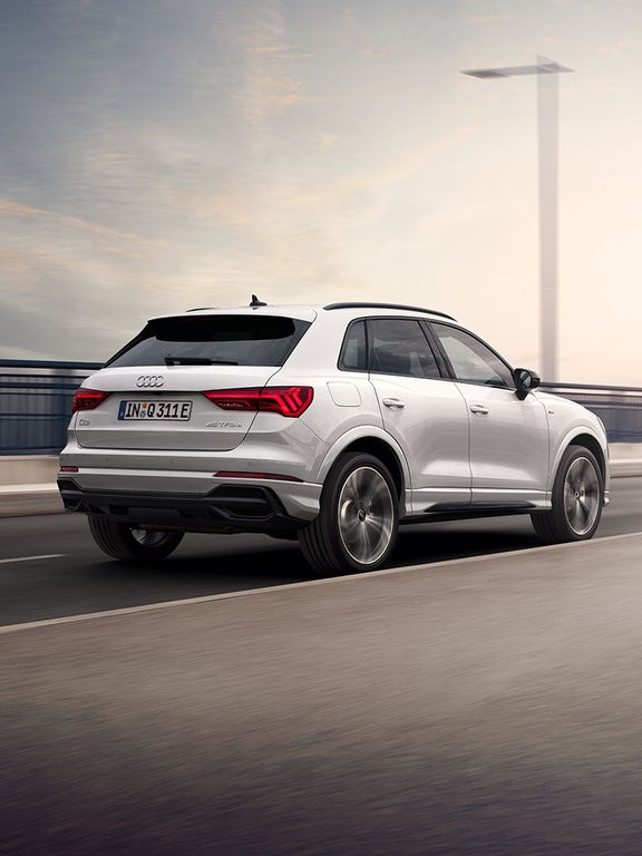 Vista trasera del Audi Q3 TFSIe híbrido enchufable  