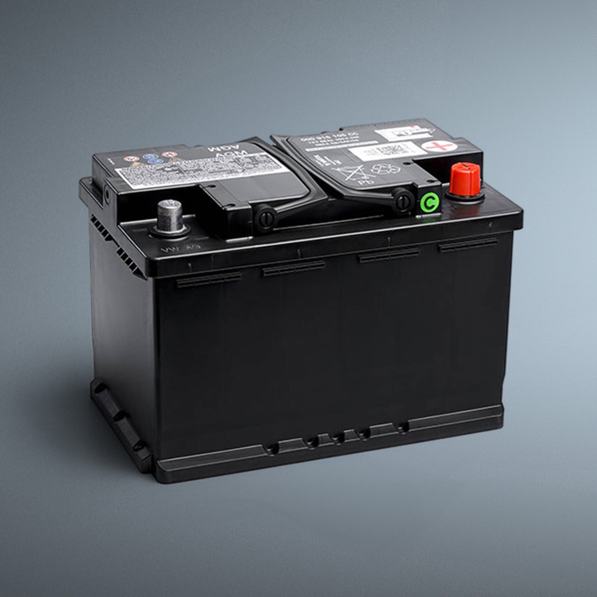 AGM-Starterbatterie mit schwarzem Gehäuse und farblich gekennzeichneten Polen auf grauem Hintergrund.