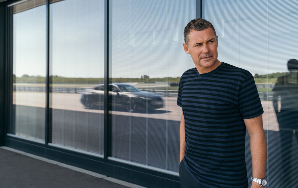 Portrait von Tom Kristensen vor einem Gebäude in Neuburg an der Donau.